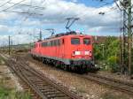 140 759-2 und 140 834-3 (mit DB Cargo Beschriftung)rangieren in Stuttgart-Untertrkheim. Wieso haben die Loks ingesamt 3 Stromabnehmer oben?