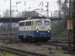 140 423-5 prsentierte sich heute nachmittag in ihrer blau-beigen Lackierung zur Freude der anwesenden Fotografen in Aachen-West. Nachdem sie einen Gterzug von Gremberg hergebracht hat, rangiert sie nun und setzt sich vor einen anderen Zug. Aufgenommen am 23/12/2008.