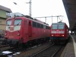 Neu trifft auf alt. Hier sieht man eine Treffen zwischen der     146-005-4 (rechts) und der 140-498 (links). Die 146 schiebt eine RB nach Mainz und die 140 ist in Worms abgestellt. Am 4.3.2005.