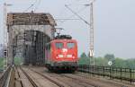 140 830 berquert als LZ die Rheinbrcke bei Duisburg Baerl.