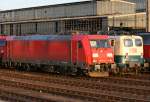 Zu meinem Pech verdeckte die 185 332-4 die 140 423-5 in Wanne Eickel HBF, die versptete Abfahrt lie leider keine Fotomglichkeit mehr brig, aufgenommen am 15.11.2009