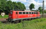 Hier sehen wir 140 036-5, die nach einer schweren Gewitter-Nacht mit ihrem VW-Zug in Richtung Sden in Eschwege West liegen geblieben ist.