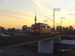 Bei  Sonnenuntergang kam 140 169-4 als Lz am 21.09.2011 in Ludwigshafen (Rhein) Hbf ber die Brcke 
