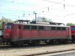 Am 22.04.07 steht 140 830-1 im Bahnhof von Wismar und wartet auf neue Aufgaben.
