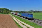 140 853 + 140 838 mit einem Containerzug am 17.05.2017 bei Darshofen.