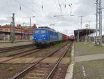 Am 01.10.2017 kam die 140 621 mit einem Containerzug aus Richtung Magdeburg nach Stendal und fuhr weiter in Richtung Wittenberge.