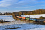 140 824 + 140 838 mit einem Containerzug am 24.02.2018 bei Edlhausen. 