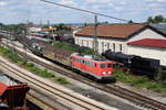 Am 26. August 2018 verlässt 140 432 der BayernBahn den Bahnhof von Nördlingen Richtung Donauwörth. Zwischen den Wagen läuft auch 151 038 mit.