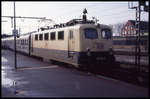 141045 am 18.2.1995 vor einem Nahverkehrszug im HBF Emden.