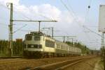 141 248 mit Versuchsanstrich vor Nahverkehrszug nach Emmerich bei Oberhausen - Buschhausen.