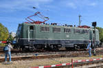 Die 1962 bei Henschel gebaute Elektrolokomotive 141 228-7 ist hier Mitte September 2019 im Eisenbahnmuseum Darmstadt-Kranichstein zu sehen.