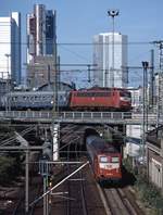 Heute bastelt man sich solche Motive am Computer zurecht, im Analogzeitalter konnte man sich noch über solches Fotografenglück freuen. Szene mit 140 625 und 141 190 vom Mai 1982 in Frankfurt Hbf, von der Camberger Brücke aus aufgenommen.