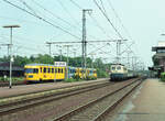 Abfahrt des NS 183 als Zug 32012 von Bad Bentheim nach Hengelo, ein Dienstzug für das Grenzpersonal. Rechts wartet DB 141.246-9 mit E-7045 nach Osnabrück Hbf auf Abfahrt. Bad Bentheim, 10.07.1991, 14.06u. Scan (Bild 95681, Kodak Ektacolor Gold).