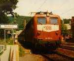 141 003-4 durchfhrt im Juni 1998 den Bahnhof Mettlach (digitalisiertes Dia).