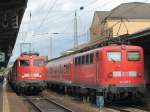 Typischer Reiseverkehr im Bahnhof Bebra: 141 069 schiebt in kurzer Zeit einen RB Richtung Kassel, 110 439 zieht einen RE in Richtung Bad Hersfeld.