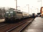 141 163-6 mit einem RegionalBahn zwischen Mnster und Emden auf Bahnhof Leer am 7-1-1994.