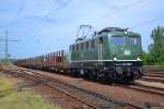 Zu Fotozwecken wurde 141 228-7 im Eisenbahnmuseum Darmstadt-Kranichstein  vor einen leeren Holzzug gespannt.