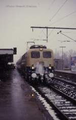Schwer von einem späten Wintereinbruch gezeichnet steht 141270 mit dem E 7866 n. Hamm am 1.3.1988 um 15.41 Uhr auf Gleis 1 in Lippstadt.