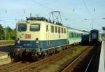 141 267 mit RE 73629 (Bielefeld–Rotenburg) am 17.08.2001 in Nienburg (Weser)