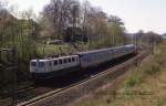 141074 hat am 24.4.1988 um 13.34 Uhr hier gerade den ehemaligen Bahnhof Vehrte durchfahren und strebt nun mit dem E 3381 weiter Bremen entgegen.