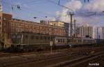 141183 steht am 21.11.1988 um 13.32 Uhr mit einer Silberlinge Garnitur auf Gleis 1 im Hauptbahnhof Essen.