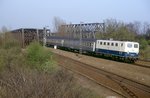 141 444 hat bei Kaiserberg die Ruhr überquert und nähert sich Duisburg Hbf., 23.04.1987.