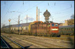 DR 242019 wartet vor einer Doppelstock Wagen Garnitur am 30.12.1990 im HBF Magdeburg auf den nächsten Einsatz.