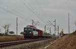 242 001-6 hat mit dem 74343 soeben Stumsdorf passiert und rauscht weiter gen Köthen. Links stehen noch die alten Masten des ehemaligen Ausziehgleises des ehemaligen Güterbahnhofs Stumsdorf. Mit dem Umbau des Knotenpunktes Köthen verliert auch Stumsdorf seine Idylle. Die HL Signale werden durch Ks-Signale ersetzt und der Bahnübergang durch einen modernen Bahnübergang ersetzt. Ebenso werden sämtliche Oberleitungsmasten durch neue Masten ersetzt denn in Stumsdorf sind noch alle Masten von der Elektrifizierung 1955.

Stumsdorf 02.03.2019