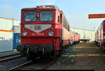 242 255 (142 255-9 | E42 255) des DB Museum Nürnberg, betreut durch die Traditionsgemeinschaft Bw Halle P e.V., steht anlässlich des Sommerfests des DB Museums Halle (Saale) unter dem Motto „Von der Reichsbahn zur DB AG“ auf dem Gelände der DB Werkstatt Halle (Saale).
[24.8.2019 | 17:34 Uhr]