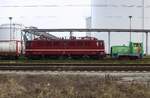 EBS 142 145-1 mit Tankcontainerwaggons - geschoben von 3 312 109-2 der Zuckerfabrik Anklam. Standort Fussweg gegenüber. 