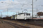 Doppeltraktion, mit den ex SOB Loks 142 103-1 und 446 015-0 durchfährt den badischen Bahnhof.