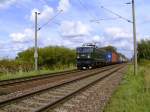 Überraschugsgast 142 001-7 kommt vom Rbf. Alte Süderelbe mit einem Containerzug durch Moorburg. Aufgenommen am 11.09.2009