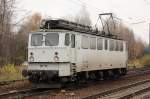 Ein Holzroller der Energy Rail (142 132-0) fhrt solo durch Leipzig-Thekla in Richtung Mockau.