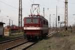 BR 142 110-6 wartet am 10.4.2012 in Grokorbetha beim Rangieren auf Ausfahrt.