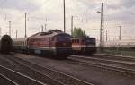 Ausfahrt der 232149 mit einem D in Richtung Leipzig aus dem HBF Halle am 14.4.1991.
Im Hintergrund steht auf dem Bild in gleicher Fahrtrichtung 142110.