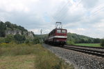 142 110-6 durchfährt mit ihrem Kesselwagenzug am 19.08.2016 das schöne Altmühltal bei Hagenacker. Die Fahrtrichtung ist Treuchtlingen.