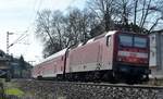 Ins Gegenlicht der vormittäglichen Sonne schiebt die 143 661 einen RB 27 nach Koblenz Hbf durch Königswinter. Samstag 25.3.2017