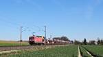 DB Regio 143 845, vermietet an DB Cargo, mit Autotransportzug in Richtung Osnabrück (bei Melle, 27.03.17).