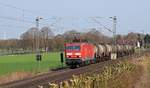 DB Regio 143 332, vermietet an DB Cargo, mit Kesselwagenzug in Richtung Osnabrück (Bohmte-Stirpe, 28.03.17).