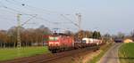 DB Regio 143 857 und 143 837, beide vermietet an DB Cargo, mit gemischtem Güterzug in Richtung Osnabrück (Bohmte-Stirpe, 28.03.17).