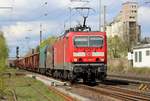 Am 19.04.2017 herrschten in Hannover-Misburg schwierige Lichtverhälntisse, doch die Wolkenlücke kam gerade Recht, als 143 580-9 mit einem Mischer das Bahnschwellenwerk passierte.