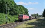 DB Regio 143 312 und 143 366, beide vermietet an DB Cargo, mit gemischtem Güterzug in Richtung Minden, Umleiter wegen Bauarbeiten auf der Strecke Bremen - Osnabrück (Estorf/Weser, 14.06.17).