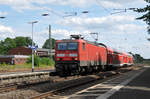 Die RB27 nach Mönchengladbach, hier lokbespannt mit der 143 194, erreicht Bonn-Beuel.