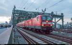 143 661 verlässt am 3. November 2017 mit einer RB27 nach Koblenz die Hohenzollernbrücke in Köln.