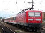 Die Br.143 922-3 stand am 16.05.07 mit ihren 3 Ex-Silberlingen im Gterbereich von Aalen abgestellt.