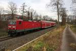 143 002-4 der S-Bahn Mitteldeutschland (DB Regio Südost) als S 37732 (S7) von Halle(Saale)Hbf Gl. 13a nach Halle-Nietleben fährt bei Halle-Südstadt auf der Bahnstrecke Halle–Hann. Münden (KBS 590). [24.12.2017 | 13:00 Uhr]