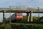 Aus Groß Gerau kommend ist hier die 143 267 bei der Einfahrt in Nauheim zu sehen,  der Zug kommt aus Aschaffenburg und ist nach Wiesbaden fahrend vor meine Optik gekommen.