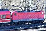 Die Elektrolokomotive 143 828-2 Anfang April 2018 auf der Marienbrücke in Dresden.