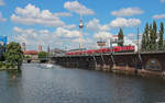 143 193-1 fährt am 25.07.2018 als RB 18617 (Nauen - Berlin-Schönefeld Flughafen) an der S-Bahnstation Jannowitzbrücke vorbei.