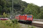 Der Regionalexpress 15227 (Linie RE20; Limburg(Lahn) – Frankfurt(Main)Hbf) fährt am 22.06.2018 pünktlich auf die Minute durch Eppstein, gezogen von der E-Lok 143 189.